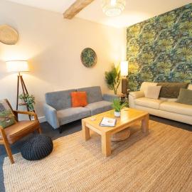 Mews - Worcester City - Gated - Self Check In - Free WIFI - 1 King - 2 Doubles - 1 Cot - TVs in bedrooms - Sleeps 6 - Free Parking - Pets welcome