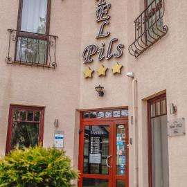 Hotel Pils with Self-Check in: Sigulda şehrinde bir otel