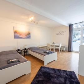 Monteurwohnung-mit-Terrasse-fuer-7-Personen-WLAN-TV-Kueche-Ahrensburg-Naehe-Hamburg-AGRP1204