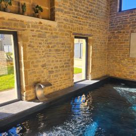 L'Atypique - Piscine chauffée - Maison en Pierre - Espaces insolites, hotel in Floing