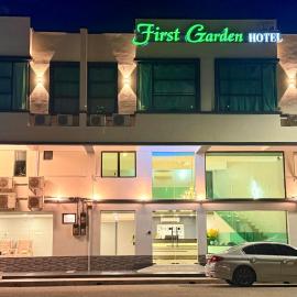Hotel first garden