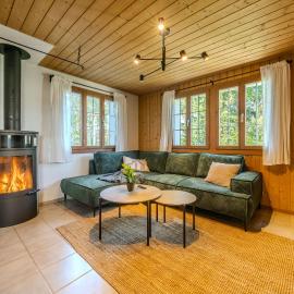 Peaceful Alpine Hideaway - Hot Tub & Terrace, khách sạn ở Axalp