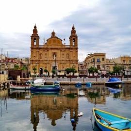 Central Two Bedroom Apartments with Balcony, Wifi and AC, hotel en Msida