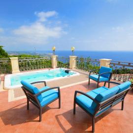 Villa La Timpa - antica e maestosa villa con jacuzzi privata con una meravigliosa vista sull'Etna e sul mare