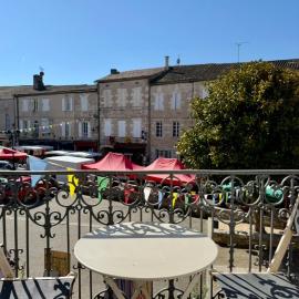 Luxury Apartment Overlooking Historic Town Market, khách sạn ở Duras