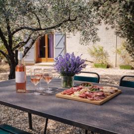 Chez Isa et Ray, gîte provençal avec jardin et boulodrome