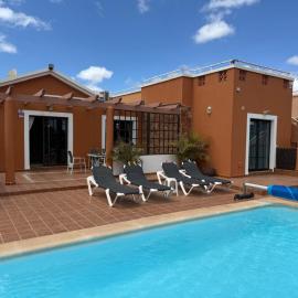 Casa Piedra, Luxury Family Front Line Golf, Hot Tub,Pool Table, 8 pers, Caleta de Fuste, hotel in Caleta De Fuste