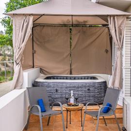 Villa Stella with Jacuzzi، فندق في فوروكليني