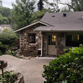 Cozy Mtn Retreat close to Downtown AVL & Trails!, hotel in Asheville