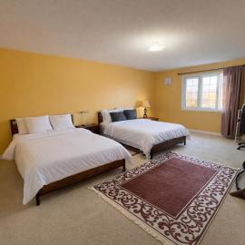 Spacious 2-Bed Suite with Private Bath, Mini Fridge, TV & Walk-In Closet in Brampton Shared Home - 4 Baths, Full Kitchen, WiFi, Laundry & Deck - Near GO Station, Great for Groups!, hotel u gradu 'Brampton'