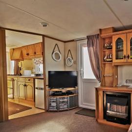 Plum 3 a 2 bed 6 berth luxury static caravan, bedding included, secure veranda with ramped access on Coral Beach close to rides, market and beach in Ingoldmells