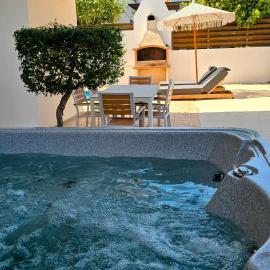Villa Alkioni 31 with Pool and Jacuzzi, Hotel in Paralimni