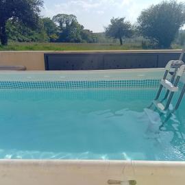 Maison avec piscine dans petit village House in small village