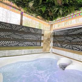Magpie 5 Hot Tub HuntersMoon-Warminster-Bath-Wiltshire: Warminster şehrinde bir otel