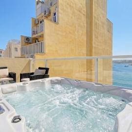 Sapphire Apartments & Penthouse with Heated Jacuzzi, hotel v mestu Sliema
