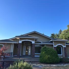 2-Bedroom 2-Bathroom ThePALACE at Univ of Oregon Campus on I-5 Freeway near Hayward Field and Autzen Stadium! FREE WiFI & NEW Washer and Dryer and BBQ on Patio! Almost 2000 square foot all to yourself!!, hotell i Eugene