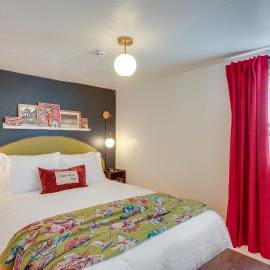 Chic, Central Spokane Apt for Couples & Solo Stays, Hotel in Spokane