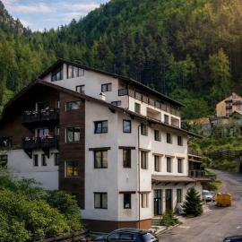 Classic Inn Hotel, отель в Брашове