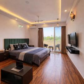 Riverside Balcony Studio Near Thalassa Siolim AC WiFi, hotel di Oxel
