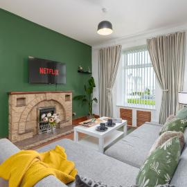 3BDR Town House in the Heart of Holyhead - Free Onsite Parking
