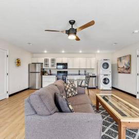 Modern 2 bdrm loft near restaurants and attractions, Hotel in Rapid City