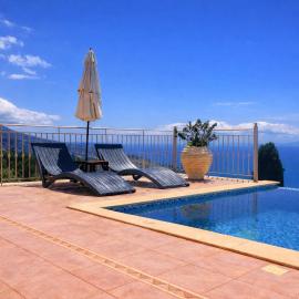 Villa Ionion Pelagos - infinity pool with magnificent sea views!, хотел в Vlachata
