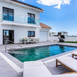 Beautiful Sea View Pool Villa with BBQ & 4BR, hotel in Sophtadhes