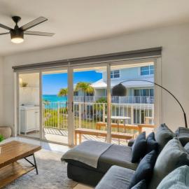 7mile Beachfront! 3 bedroom family beach condo, hotel in George Town