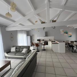 Villa charmante à 10 min des plages, hotel in Angles