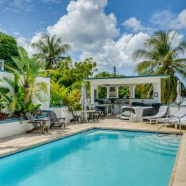 Resort-Style Living Near Shore! Vieques Retreat, hotelli kohteessa Vieques