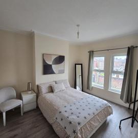 A Lovely double room in nature-shared home Liverpool, hotel en Waterloo