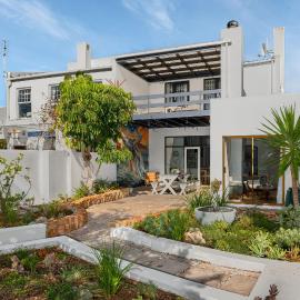 Cozy Three Bedroom Home Overlooking Lake, hotel in Marina da Gama