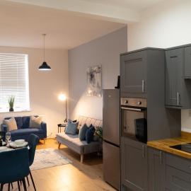 Stylish 3-Bed Home, Co-op Live & Etihad Garden, Free Parking and modern WORKPLACE