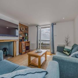 Tasteful Seafront Family Flat - Pass the Keys