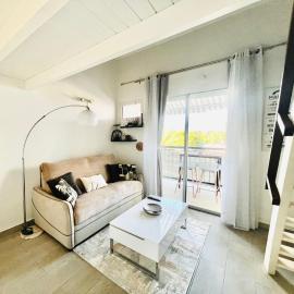 Duplex Marina gosier- vue Mer et bateaux équipé d'une citerne reliée à l'eau de ville