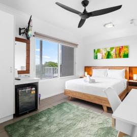 Zen Marina Studio: bayview - shared pool - central, מלון בLarrakeyah