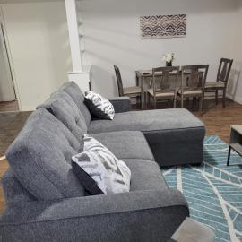 Executive Cozy 2bedroom Basement Suite, hotel in Brandon