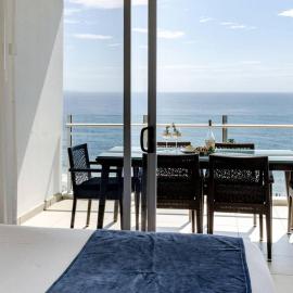 5-Star Beachfront Retreat with Theatre & Pool, hotel v mestu Mooloolaba