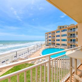 Paradise Beach Club - Direct Oceanfront Condos with Heated Pool Pet-Friendly, hotel di Satellite Beach