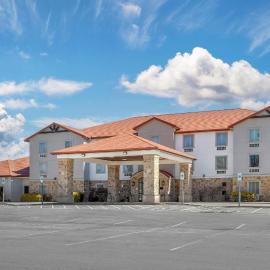 Quality Inn & Suites Monterey I-40, hotel din Monterey