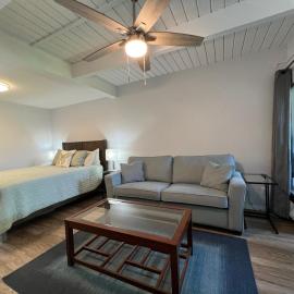 Kihei Bay Surf #123 Studio A/C, Wifi, Near Beach, Great Rates, Shared Hot Tub, hotelli kohteessa Kihei