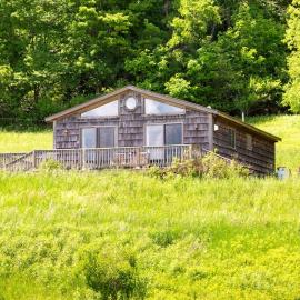 Peaceful Cabin Retreat with Mountain Views & Private Acreage in Hamden, New York, hotel en Hamden