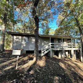Cozy Waterfront Cabin with Private Pond Views and Outdoor Deck Near Zwolle, Louisiana, hotel in Zwolle