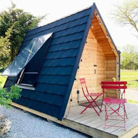Peaceful Mini A-Frame Stay with Fire Pit & Grill in Humboldt, Kansas, hotel in Humboldt