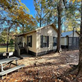 Scenic Waterfront Cabin with Covered Porch Overlooking Private Pond near Zwolle, Louisiana, hotel v destinácii Zwolle