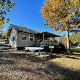 Charming Waterfront Cabin with Private Stocked Pond near Zwolle, Louisiana, hotel in Zwolle
