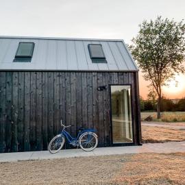 Waterfront Loft Cabin with Stargazing Skylights & Fishing in Humboldt, Kansas, hotel in Humboldt