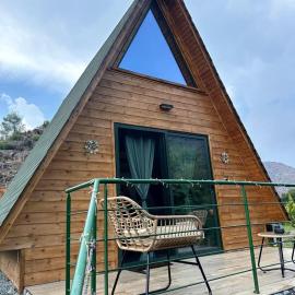 Viesnīca Panoramic Mountain A-Frame Cabin Retreat with Fireplace in Limassol, Cyprus pilsētā Arakapas