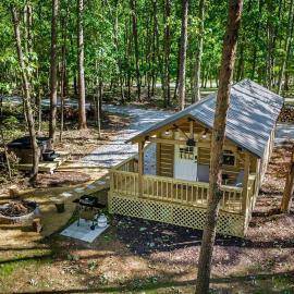 Peaceful Log Cabin Getaway with Hot Tub and Fire Pit in Mentone, Alabama, hotell i Mentone