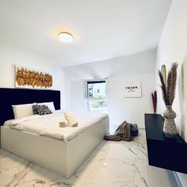 Elegant 5BR & 1LR Villa , Private Stay with Prime Location, hotel u gradu Medling